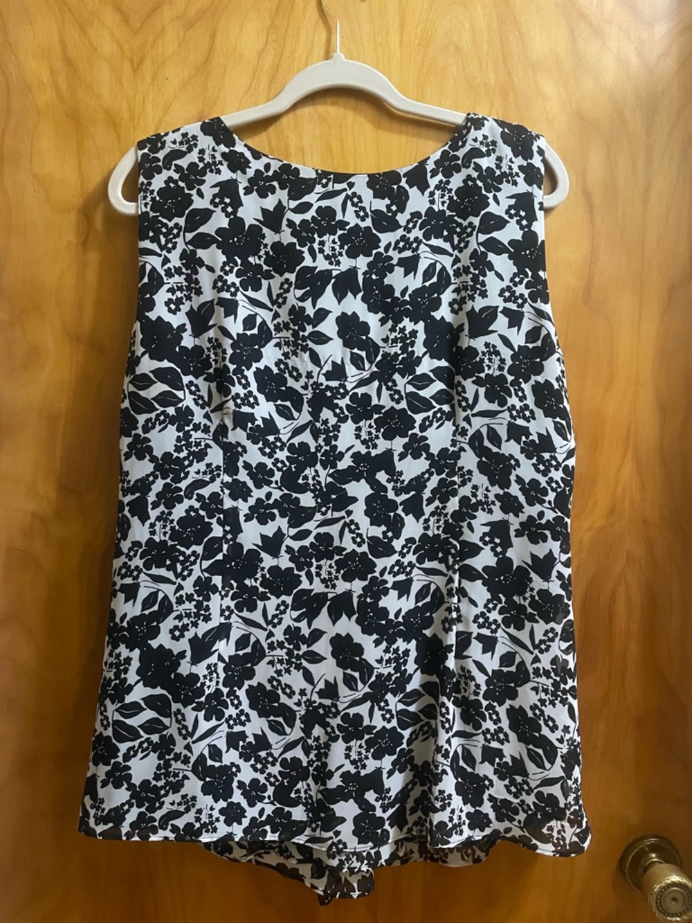 Daisy Fuentes Black & White Floral Draped V-Neck Sleeveless Wrap Top - Picture 3 of 10
